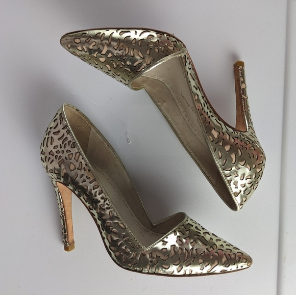 Alice + Olivia Gold Pumps - Size 35 - Picture 6 of 10